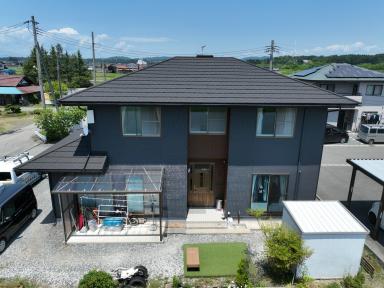 【奥州市】屋根のカバー工法、外壁塗装をお願いしました!屋根の天然石吹付の質感、外壁の色がとても気に入っています!